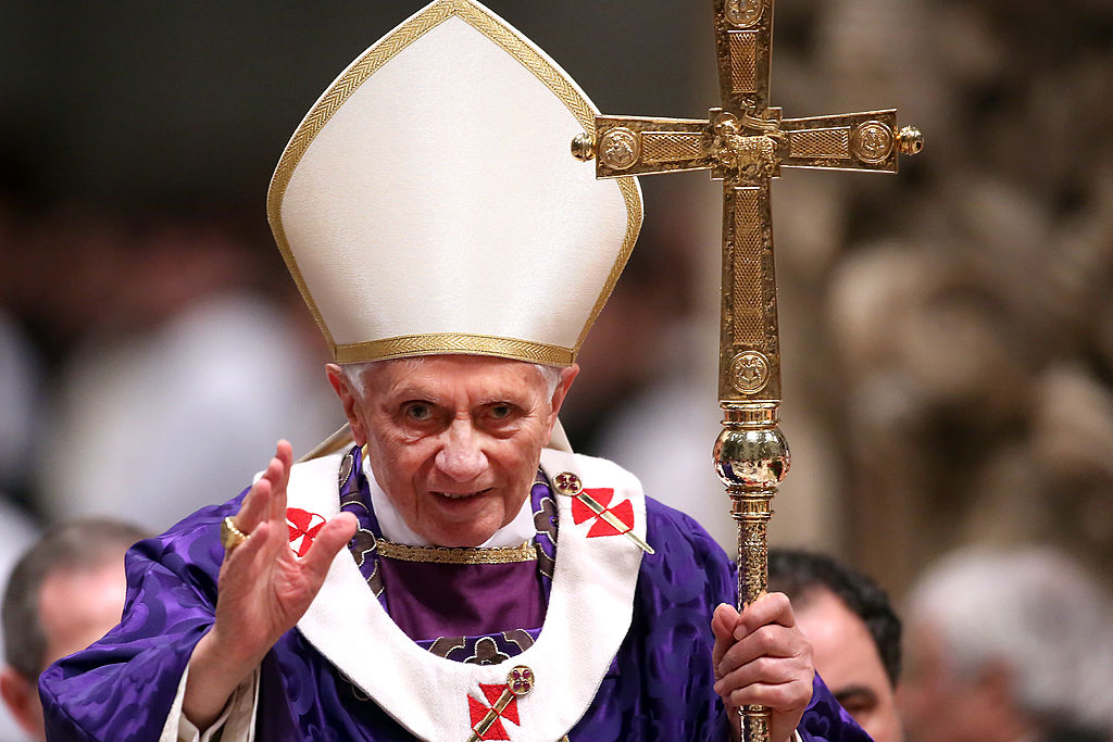 Le pape Benoît XVI dirige le service du mercredi des Cendres à la basilique Saint-Pierre le 13 février 2013 dans la Cité du Vatican, Vatican.  Le mercredi des Cendres ouvre la période liturgique de 40 jours du Carême, un temps de prière, de jeûne, de pénitence et d'aumône menant à Pâques.