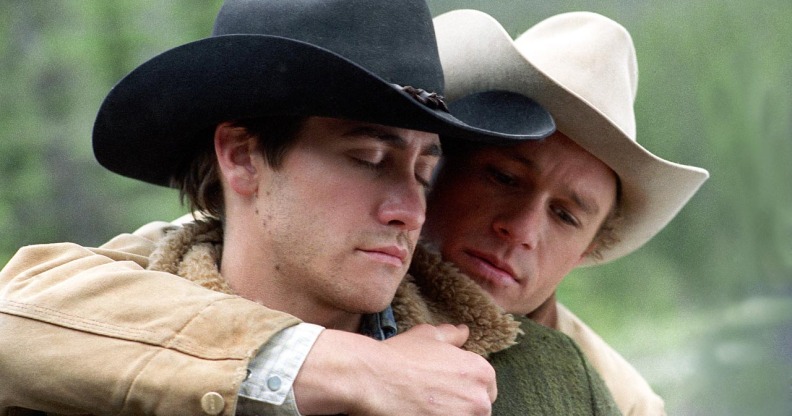 Une image du film Brokeback Mountain de 2005 montrant les acteurs Jake Gyllenhaal et Heath Ledger vêtus de leurs tenues de cow-boy avec Ledger debout près de Gyllenhaal avec son bras autour de lui