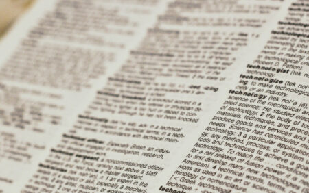 Cambridge Dictionary rend les définitions de « homme » et « femme » trans-inclusives