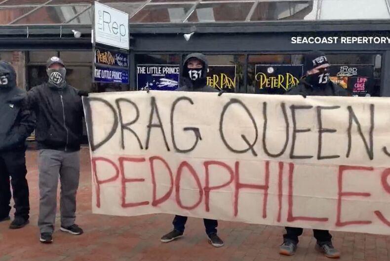 Un groupe d'hommes qui ont peur de montrer leur visage protestent devant le Seacoast Repertory Theatre à propos de la performance d'une drag queen.