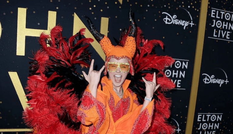 JoJo Siwa se met à l'aise en utilisant le mot «lesbienne» et en étant une aussi.