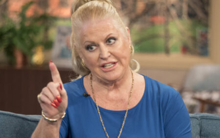 Kim Woodburn condamnée par la communauté LGBTQ+ pour position anti-trans