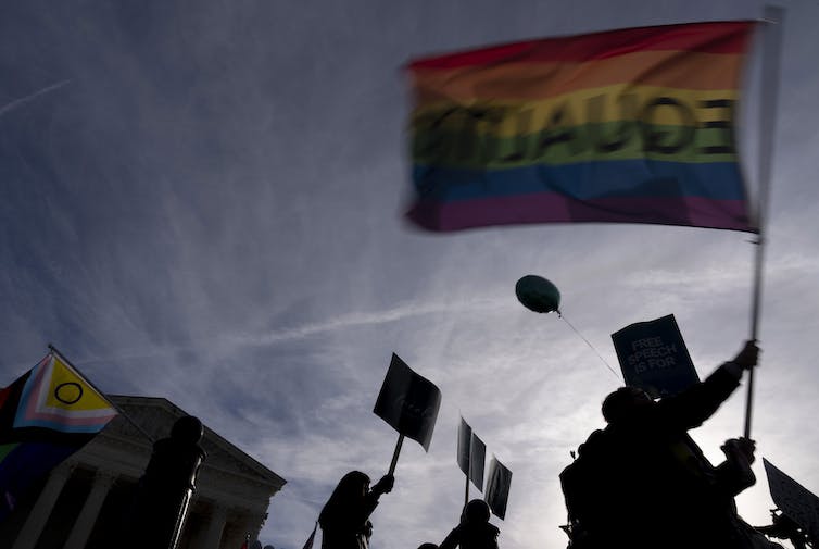 La Cour suprême exprime sa sympathie pour un concepteur de sites Web opposé au mariage homosexuel dans une affaire de liberté d'expression