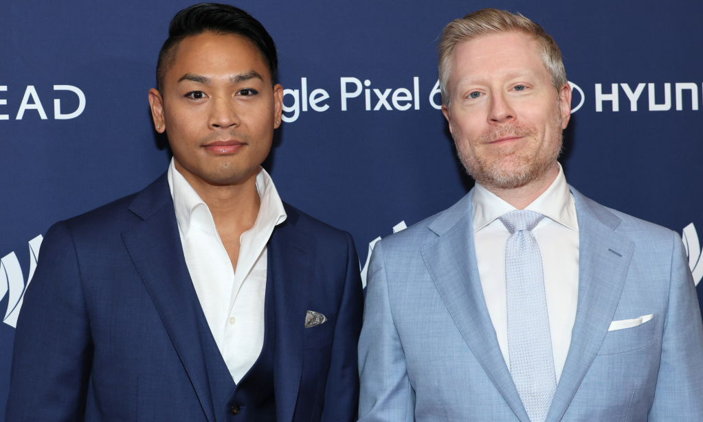 Ken Ithiphol et Anthony Rapp se tiennent côte à côte tout en portant des costumes bleus