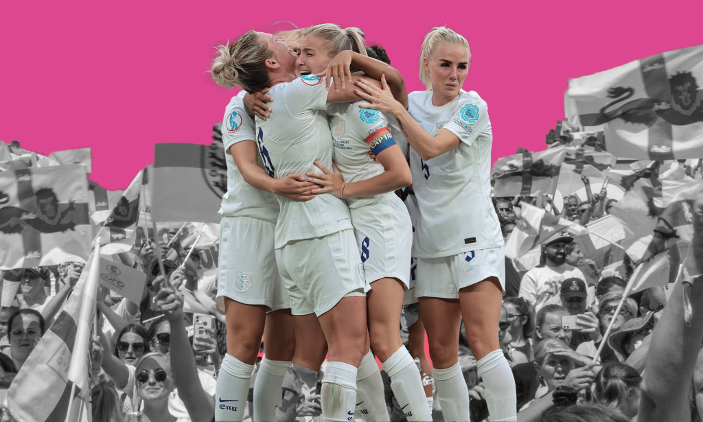 L'équipe féminine d'Angleterre s'embrasse sur fond de supporters noirs et blancs
