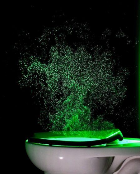 Les toilettes crachent des panaches d'aérosols invisibles à chaque chasse d'eau - en voici la preuve, capturée par des lasers à haute puissance