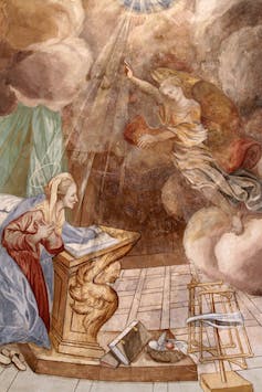 Une illustration fanée montre un ange regardant une femme agenouillée sur le sol dans un manteau, entourée de rayons de lumière.