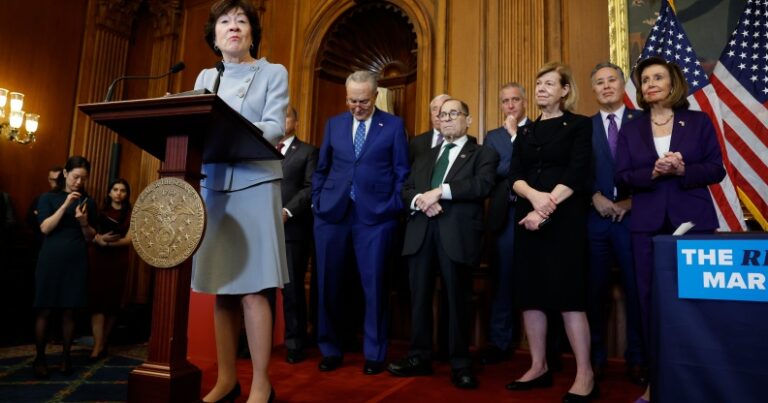 La sénatrice Susan Collins (R-ME) prend la parole lors d'une cérémonie d'inscription au projet de loi pour la loi sur le respect du mariage au Capitole des États-Unis