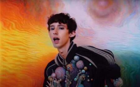 Troye Sivan fait équipe avec PNAU sur l'hymne de danse You Know What I Need