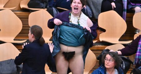 Un manifestant soulève sa jupe pour révéler une perruque pubienne au parlement écossais lors du vote sur la réforme de la reconnaissance du genre