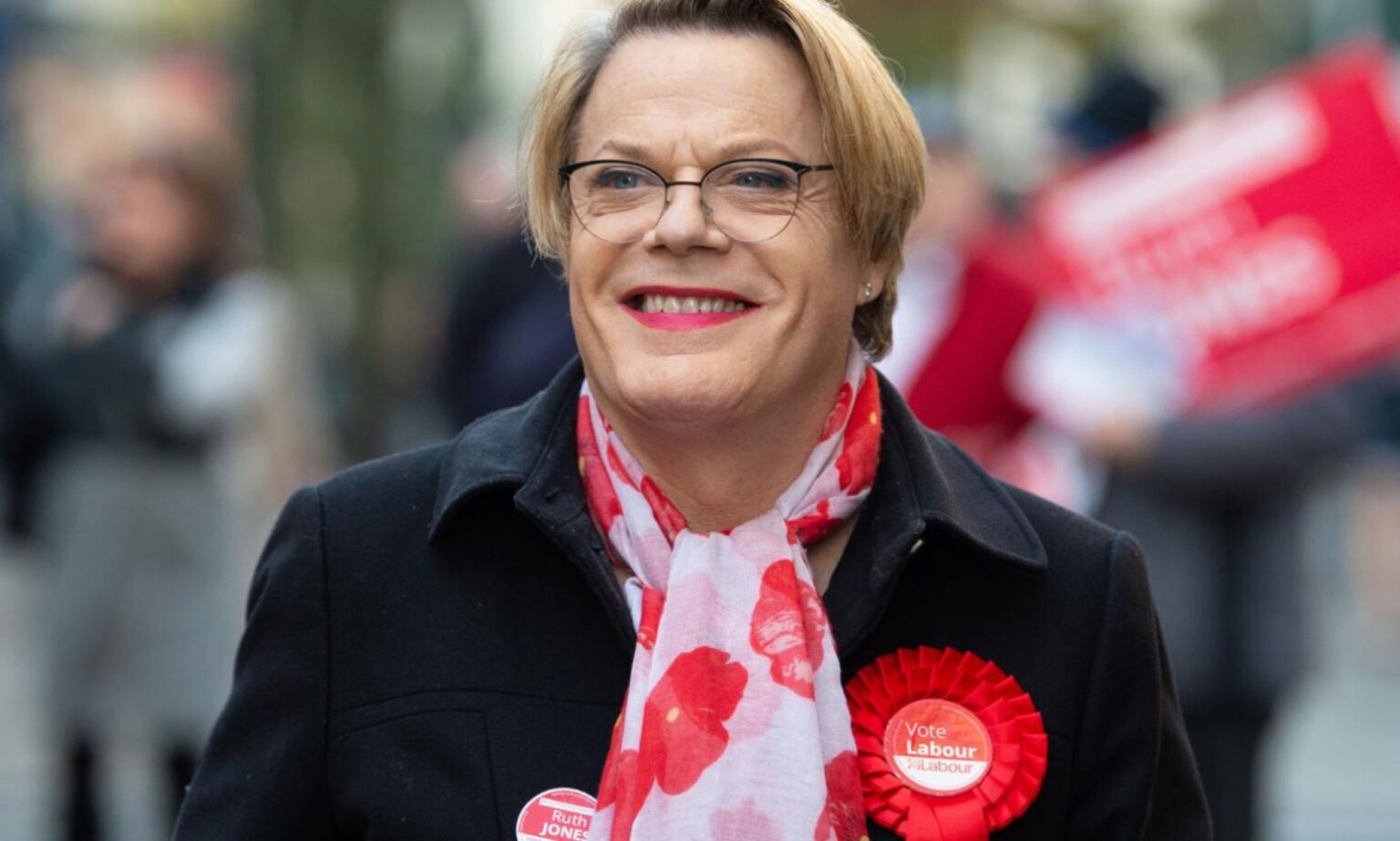 Eddie Izzard dit que c’est un «grand honneur» d’utiliser ses pronoms: «J’ai été promu elle» Eddie Izzard