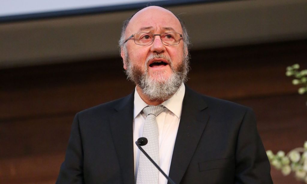 Ephraim Mirvis parle dans un microphone lors d'un discours