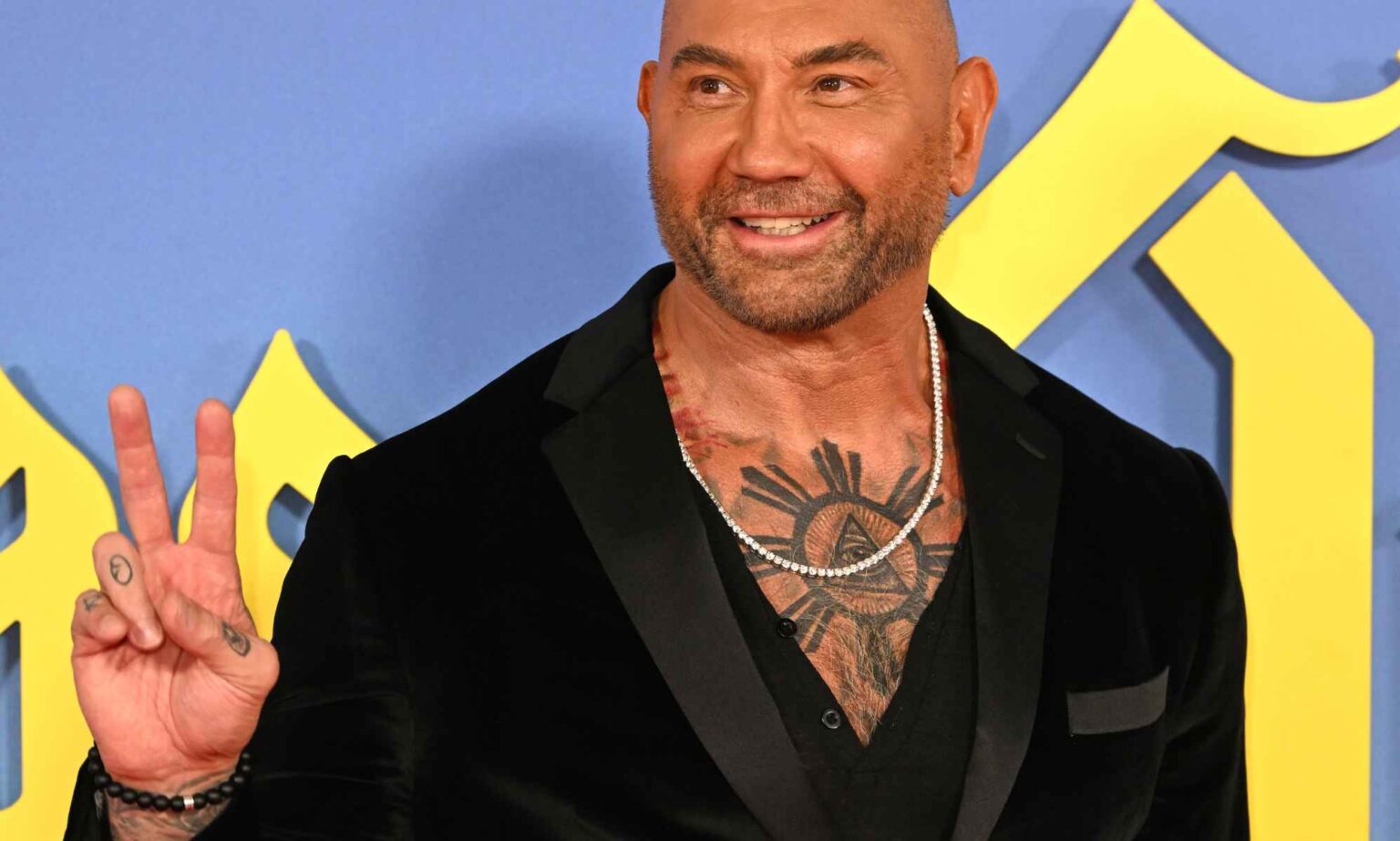Dave Bautista révèle qu’il a une fois dissimulé un tatouage pour lutter contre l’homophobie: « J’ai eu un énorme problème avec ça » Dave Bautista
