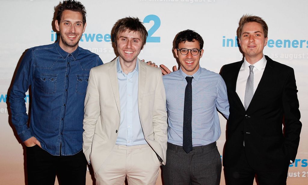 Les membres de The Inbetweeners ont souri sur un fond blanc.