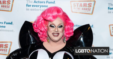 Nina West a été contrainte de se cacher après des attaques homophobes.  Elle tient toujours tête aux ennemis.