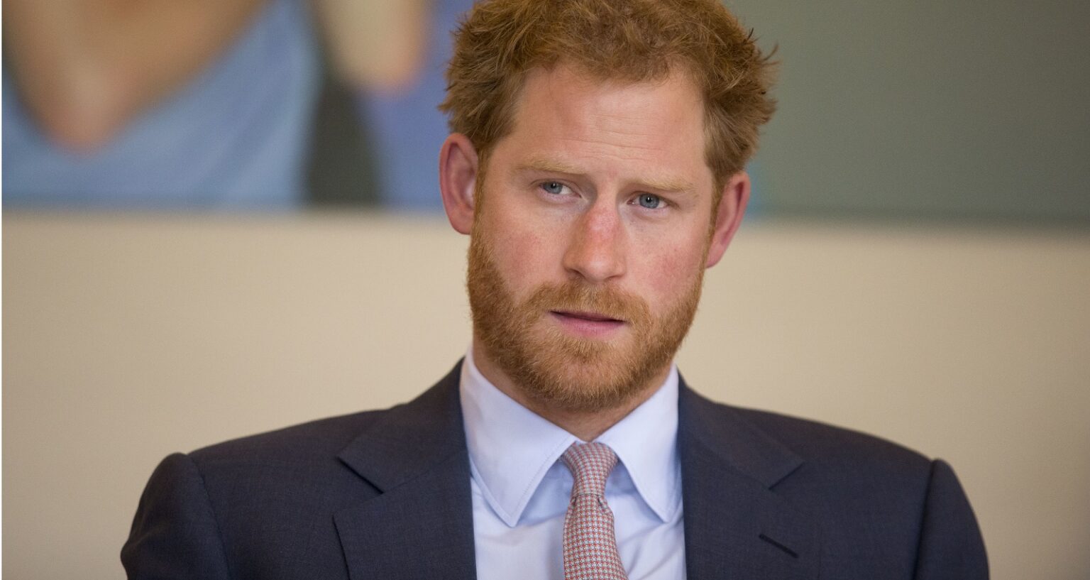 Le prince Harry aborde les spéculations sur la sexualité dans un nouveau livre époustouflant A photo shows Prince Harry wearing a grey suit, white shirt and red and white tie