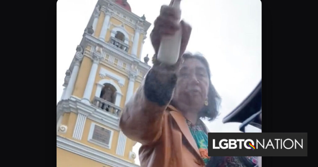 Une femme d’église asperge un couple gay d’eau bénite : « Sortez tout de suite ! Une femme d'église asperge un couple gay d'eau bénite : « Sortez tout de suite !