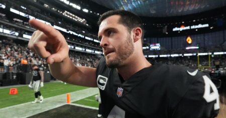 Célébrons l'étreinte par Derek Carr d'un coéquipier ouvertement gay, Carl Nassib