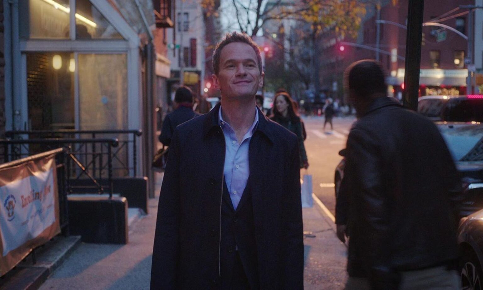 Neil Patrick Harris série Uncoupled annulée par Netflix. Oui, c’est un autre spectacle queer parti Neil Patrick Harris in Netflix series Uncoupled. The actor is shown in a still image walking down a street wearing a jacket as night falls.