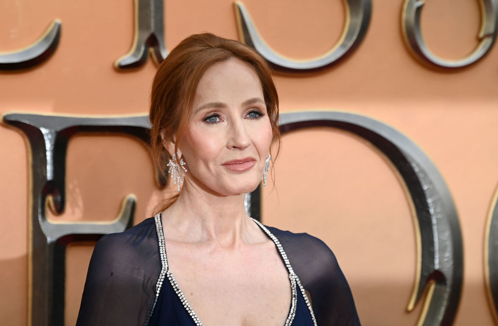 Une photo de l'auteur JK Rowling portant une robe noire décolletée alors qu'elle pose pour des photos lors de la première mondiale de Fantastic Beasts: The Secrets of Dumbledore