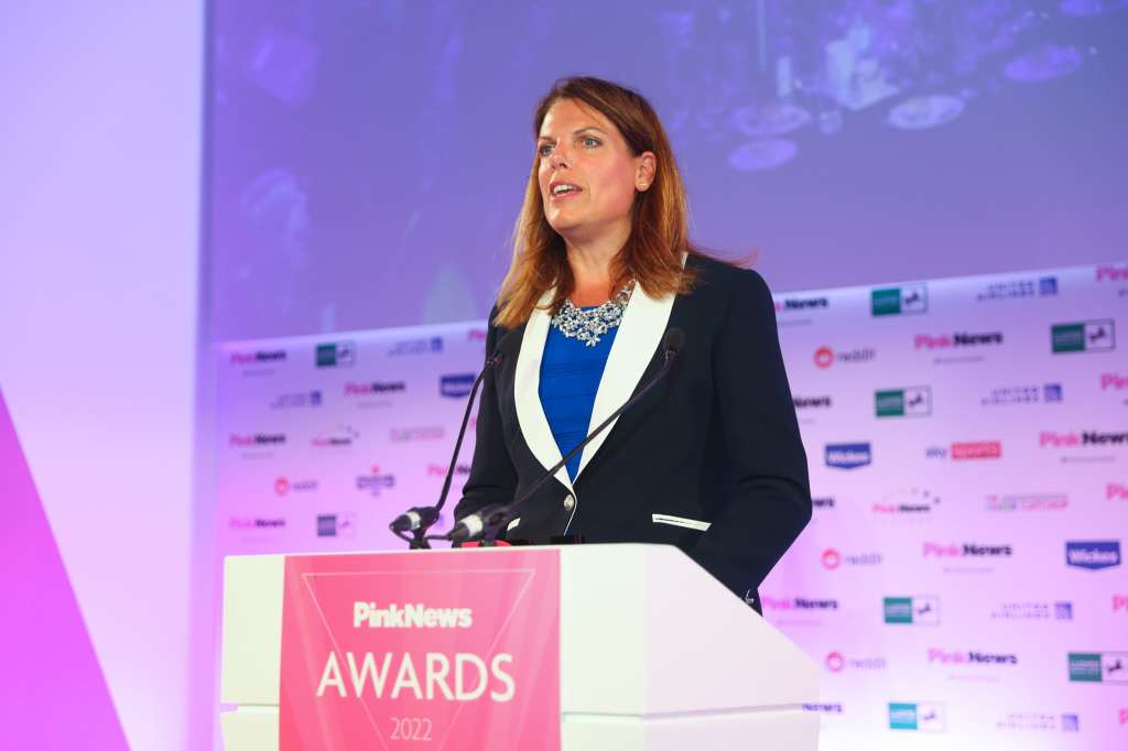 La députée conservatrice Caroline Nokes prend la parole aux PinkNews Awards 2022.