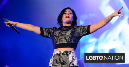 Le Royaume-Uni censure les affiches de Demi Lovato pour avoir causé « une offense grave aux chrétiens ».