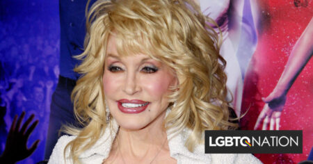 Dolly Parton a 77 ans. Sa philanthropie et son activisme LGBTQ+ ont fait d'elle un trésor national