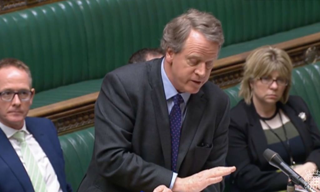 Le secrétaire écossais Alister Jack porte un costume sombre et une cravate tout en répondant aux questions sur les raisons pour lesquelles le gouvernement britannique empêche le projet de loi écossais sur la réforme de la reconnaissance du genre de devenir loi