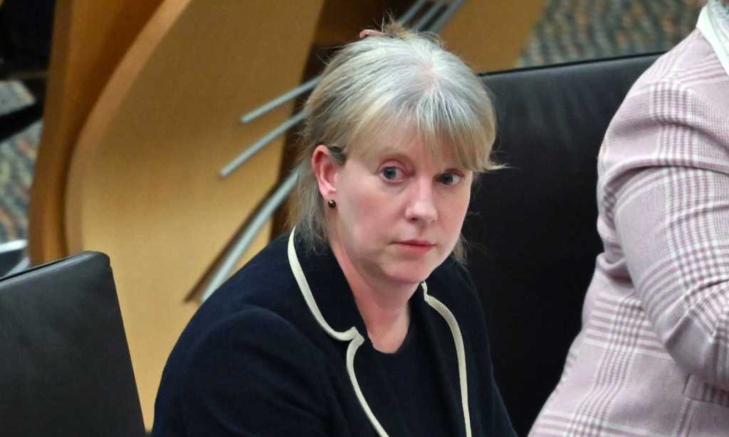 Shona Robison, secrétaire écossaise à la justice sociale, photographiée portant un costume noir au Parlement écossais.