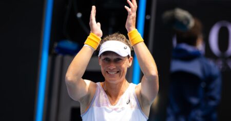 Sam Stosur a célébré avec 2 minutes d'applaudissements par la foule locale lors du dernier match de tennis professionnel