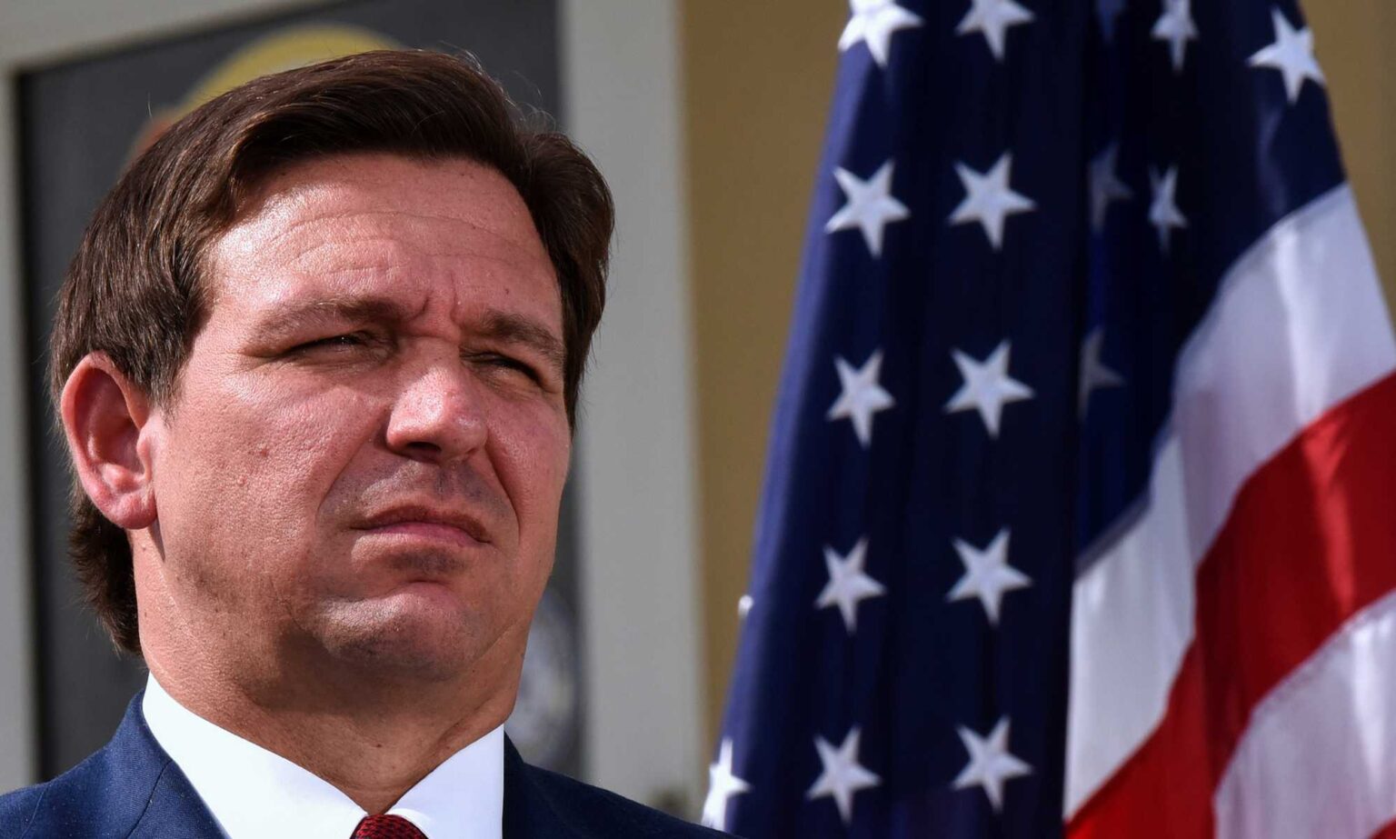 Le gouverneur de Floride, Ron DeSantis, fait une demande effrayante de détails personnels sur les étudiants trans Ron DeSantis with US flag