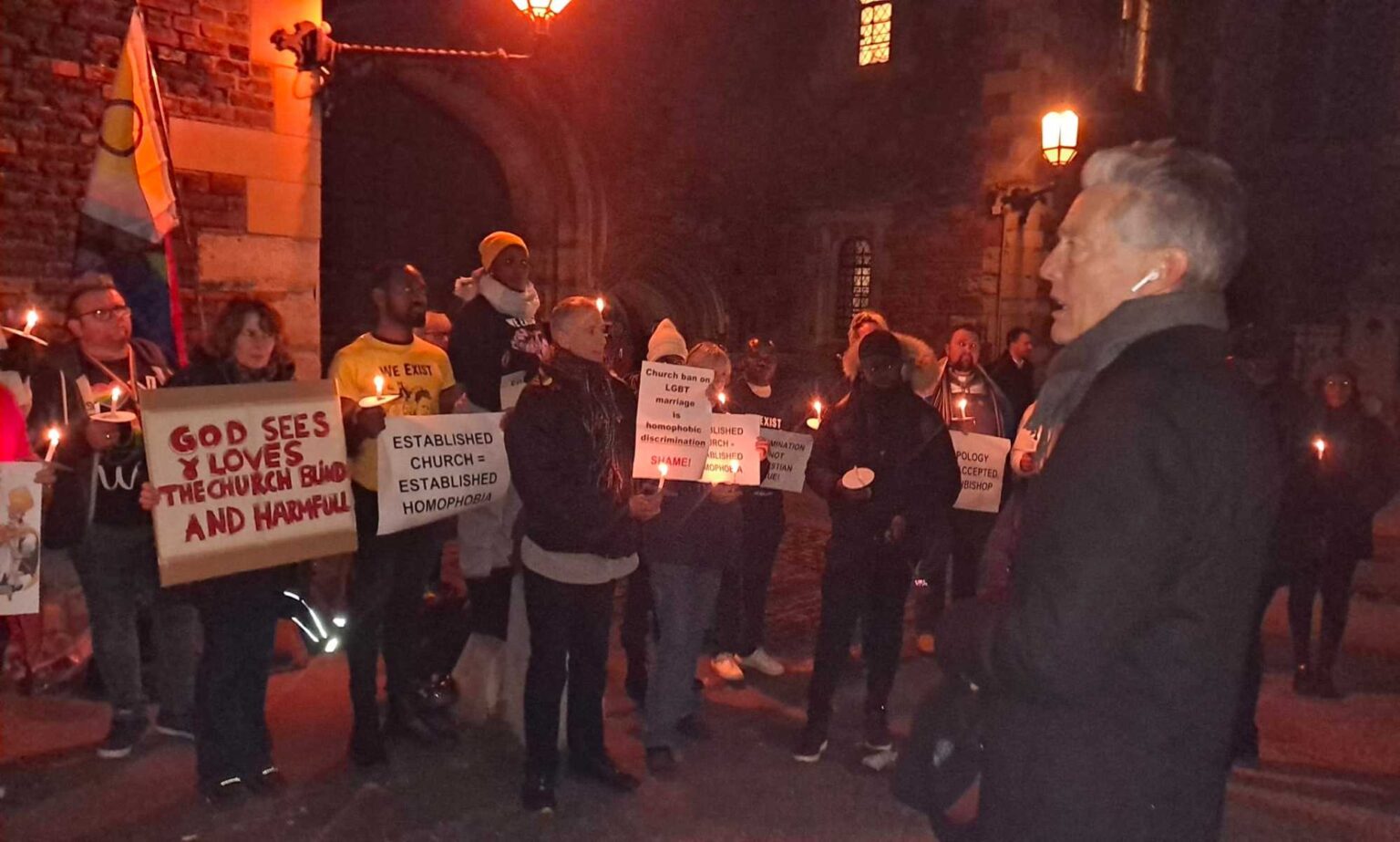« Dieu n’est pas homophobe » : des manifestants homosexuels demandent à l’Église d’Angleterre de mettre fin à la discrimination « non chrétienne » A photo shows LGBTQ+ protesters outside Lambeth Palace. To the right is Labour MP Ben Bradshaw
