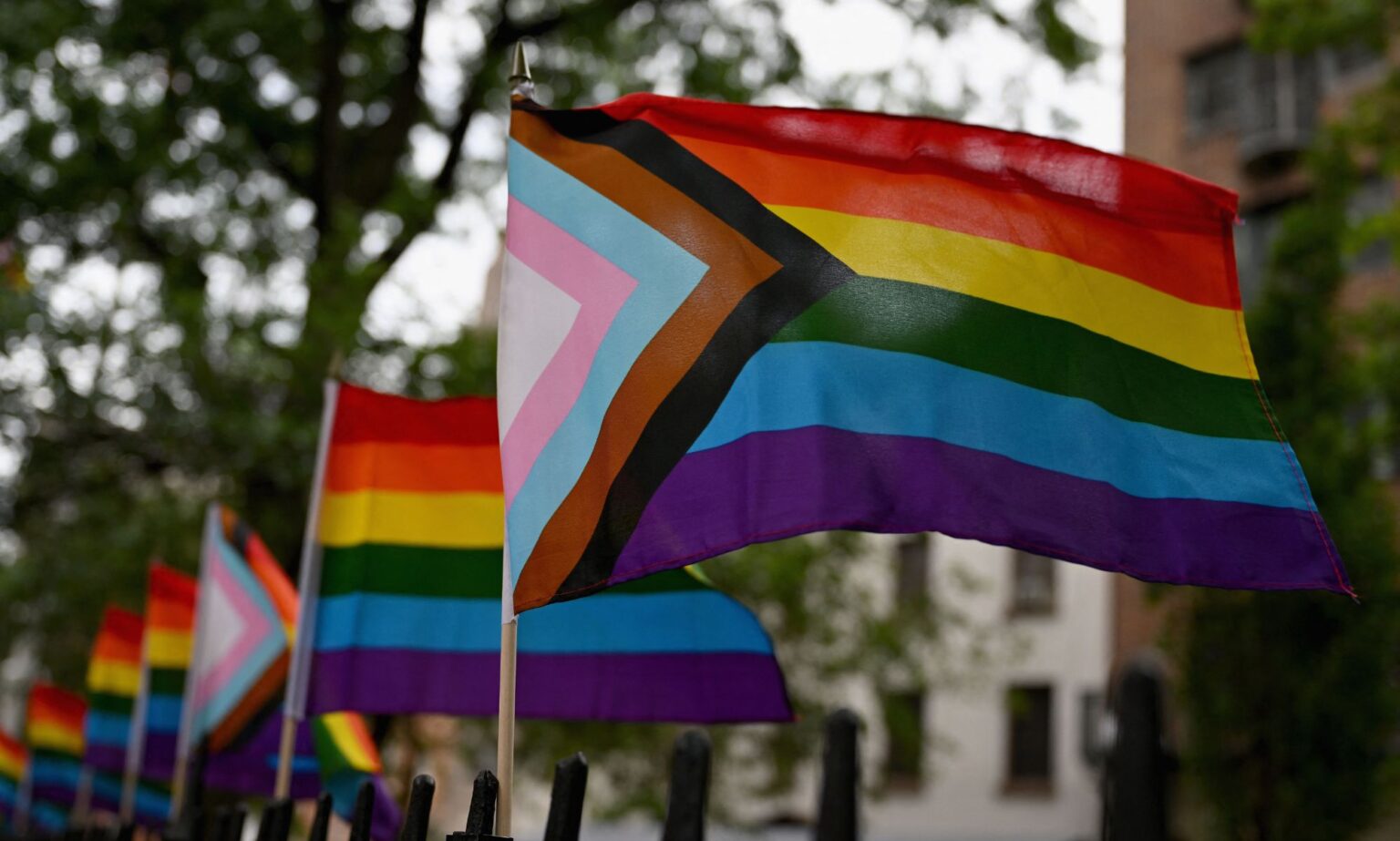 La Floride devient le dernier État à interdire enfin la défense répugnante de « panique gay » LGBTQ+ progress flags wave in an American street.