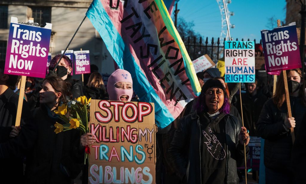 Les défenseurs des droits des trans brandissent des pancartes en faveur de la communauté trans alors qu'ils se rassemblent à l'extérieur de Downing Street après que le gouvernement britannique a bloqué le projet de loi écossais sur la réforme de la reconnaissance du genre