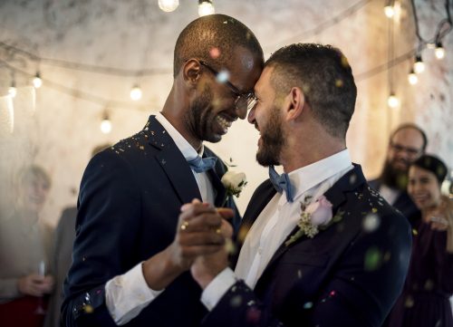 Deux hommes dansant à un mariage
