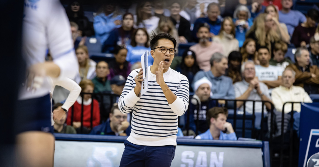 Alfred Reft est le nouvel entraîneur en chef de volley-ball de l’UCLA, et sa vie gay est en train de boucler la boucle Alfred Reft est le nouvel entraîneur en chef de volley-ball de l'UCLA, et sa vie gay est en train de boucler la boucle