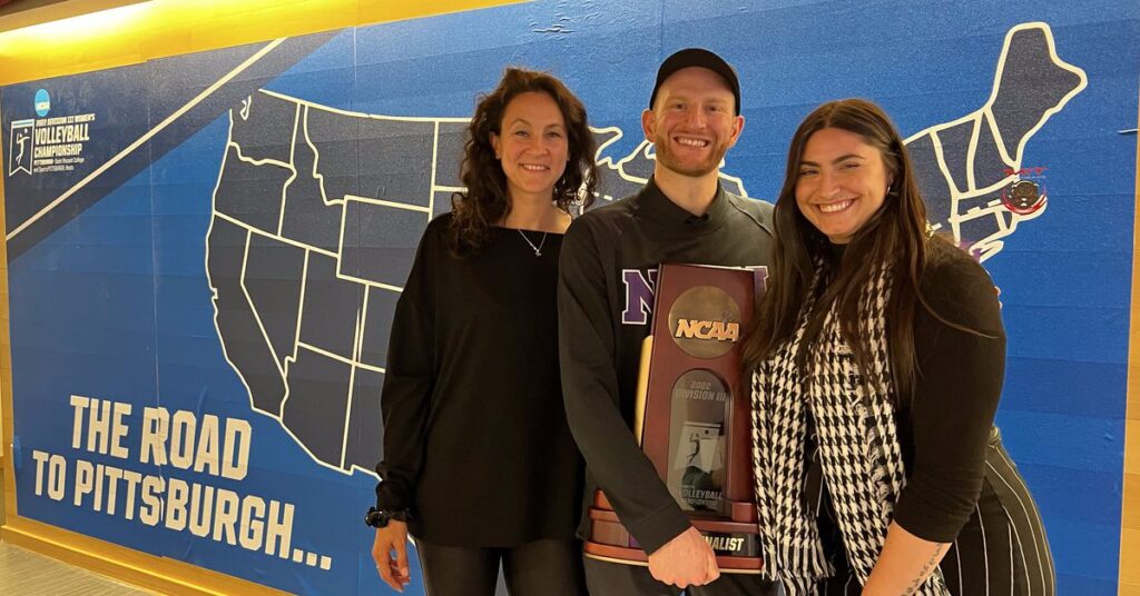 Cet entraîneur de volley-ball universitaire gay a transformé NYU en une centrale électrique Cet entraîneur de volley-ball universitaire gay a transformé NYU en une centrale électrique