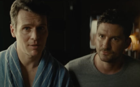 Jonathan Groff et Ben Aldridge jouent dans la nouvelle bande-annonce effrayante de Knock at the Cabin