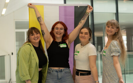 Just Like Us appelle les jeunes adultes LGBTQ+ à partager leurs expériences pour un nouveau rapport