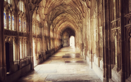 L'Église d'Angleterre s'excuse pour le traitement "honteux" des personnes LGBTQ+