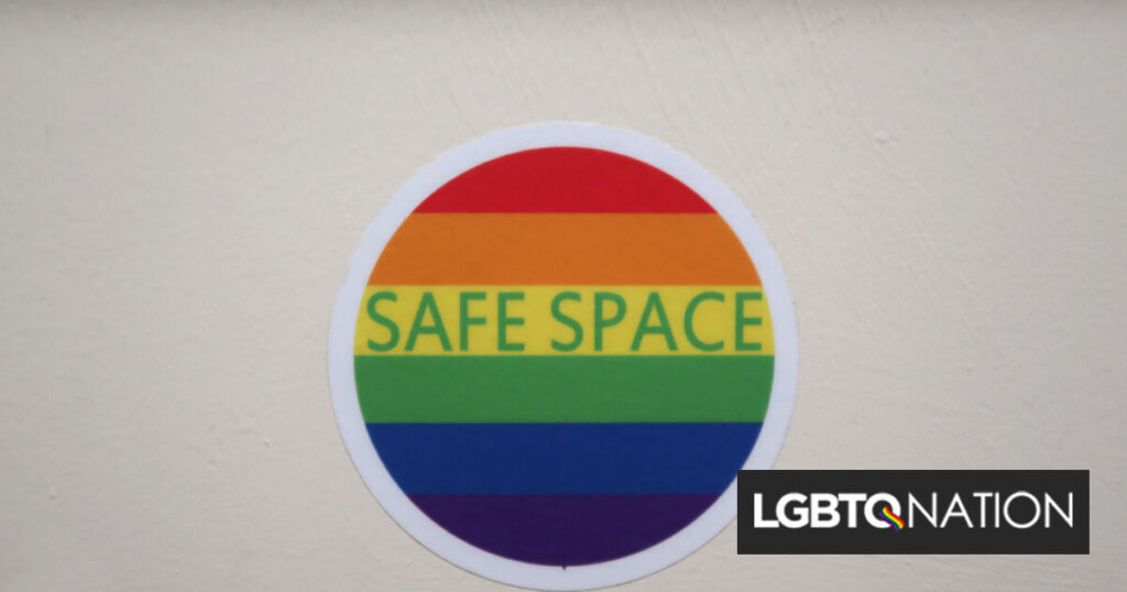 L’école interdit les panneaux « espace sûr » après que les parents se sont plaints de favoritisme pour les enfants LGBTQ + L'école interdit les panneaux "espace sûr" après que les parents se sont plaints de favoritisme pour les enfants LGBTQ +