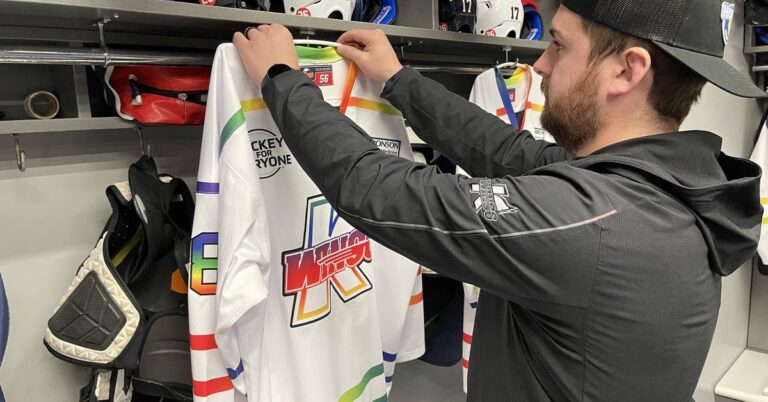 Les Kalamazoo Wings du hockey célèbrent Pride Night en applaudissant à un tweet homophobe Les Kalamazoo Wings du hockey célèbrent Pride Night en applaudissant à un tweet homophobe