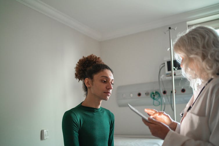Patient et médecin en salle d'examen