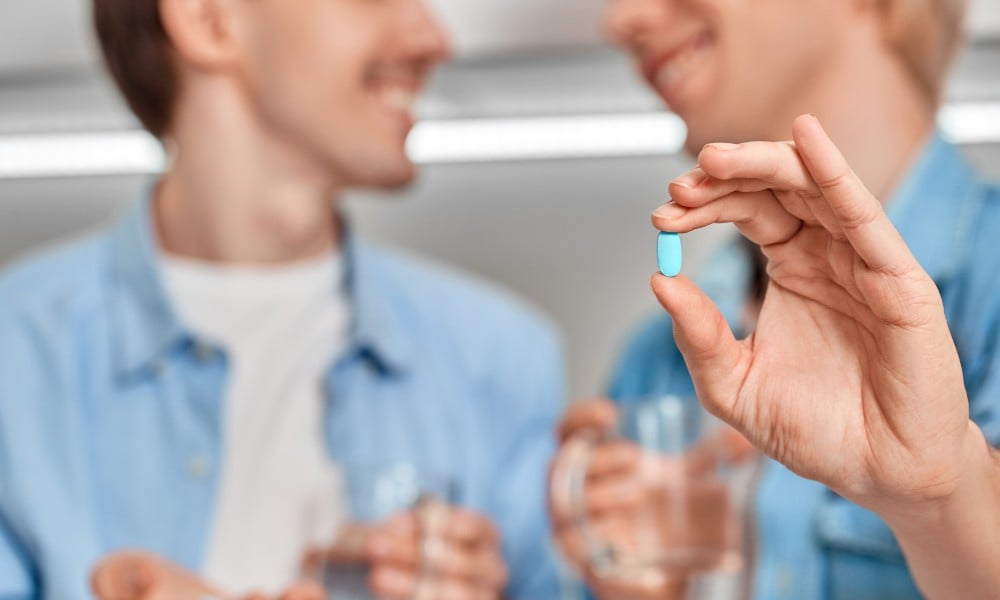 Les hétéros utilisent-ils la PrEP pour prévenir le VIH ? Two young men about to take PrEP.