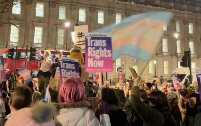 Les personnes trans protestent contre le gouvernement britannique bloquant le projet de loi écossais sur le genre