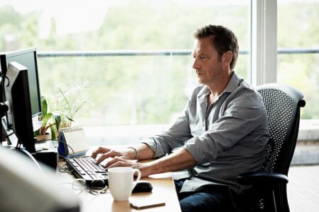 Rester assis toute la journée est terrible pour la santé - maintenant, une nouvelle étude trouve un moyen relativement facile de le contrer