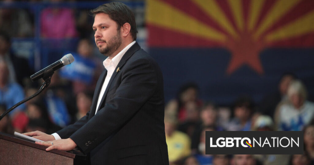 Twitter célèbre la campagne du représentant Ruben Gallego contre la sénatrice « déconnectée » Kyrsten Sinema Twitter célèbre la campagne du représentant Ruben Gallego contre la sénatrice "déconnectée" Kyrsten Sinema