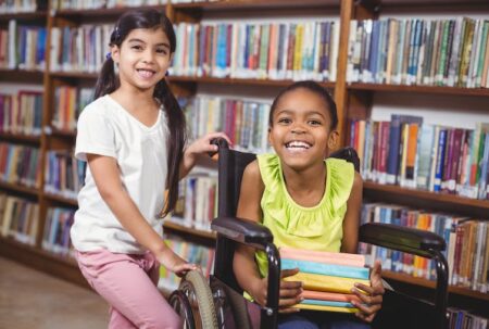Un bibliothécaire recommande 5 livres de fiction amusants pour les enfants et les adolescents mettant en scène des personnages handicapés