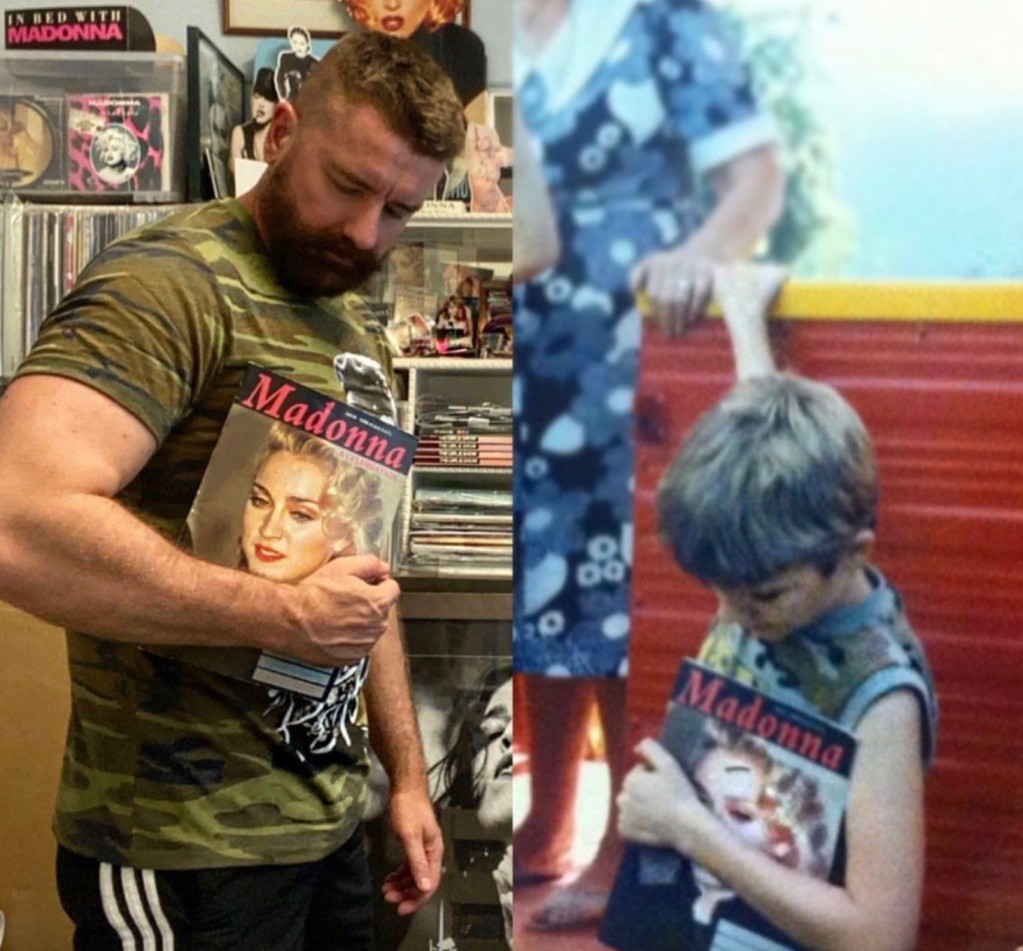 Une super fan de Madonna tenant la même marchandise âgée de 11 ans et de 47 ans.