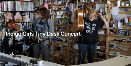 Les filles indigo dans le t-shirt "Protect Trans Kids" sont plus que "bien" au Tiny Desk Show;  Et la liste de lecture queer de 10 ans de concerts NPR : REGARDER